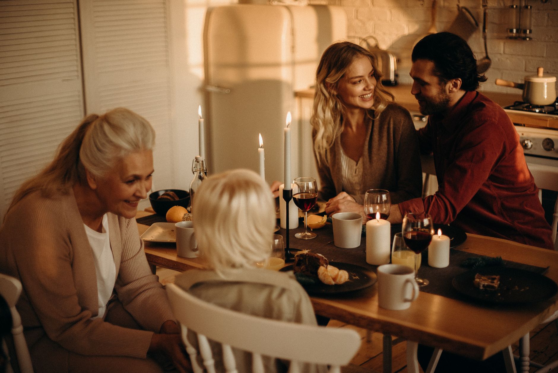 Gezin aan tafel in een warm verlichte keuken