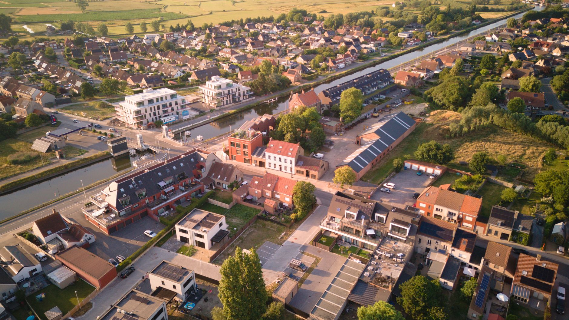 Luchtfoto van een Vlaamse woonwijk met daken