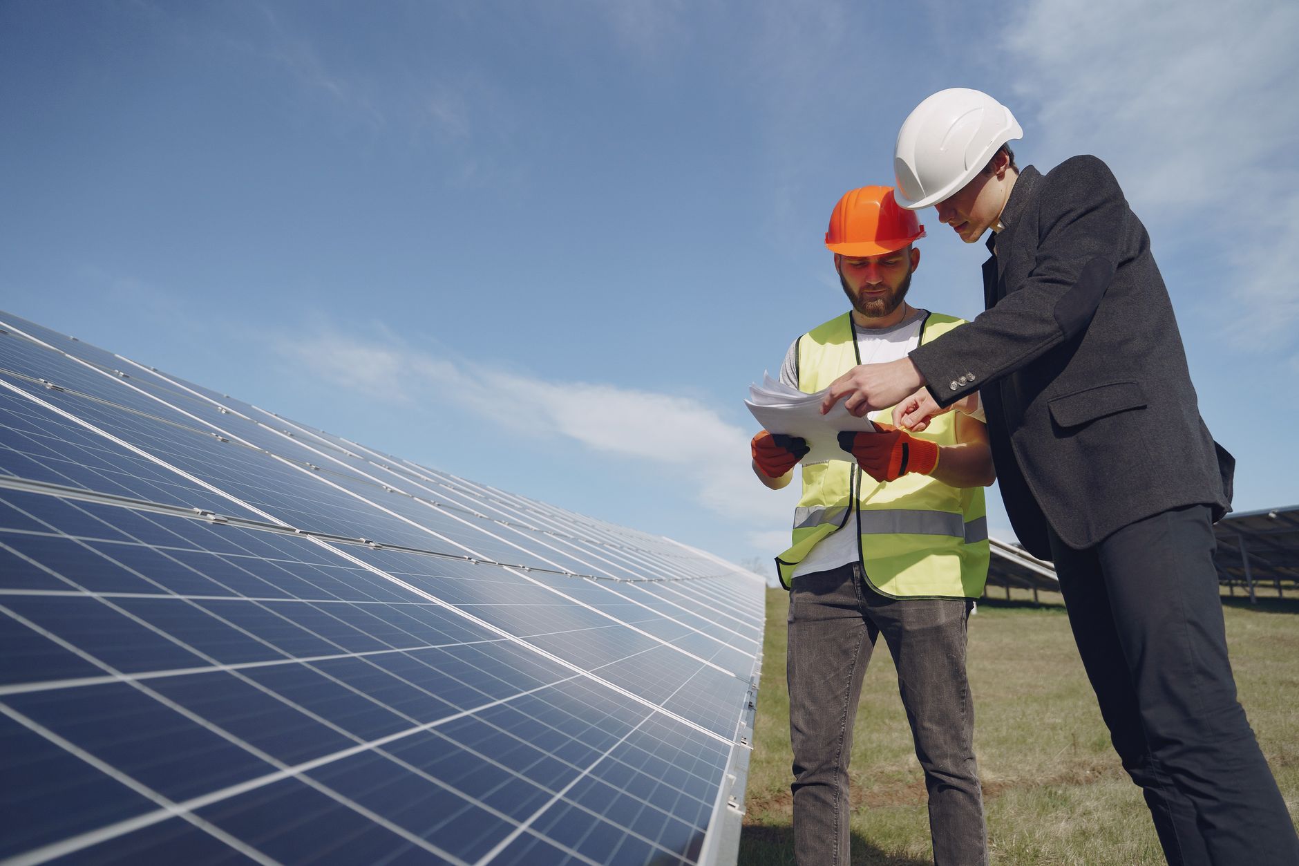 Ingenieur en monteur overleggen bij een zonnepark