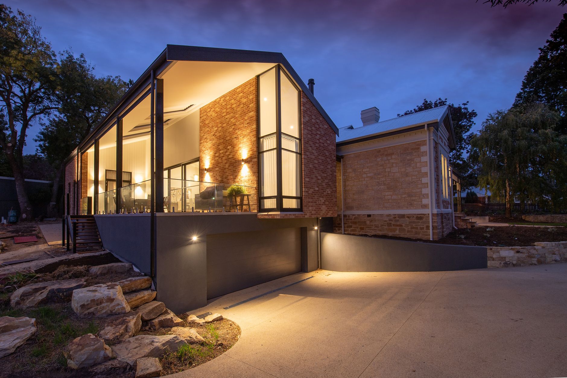 Moderne woning in de avond met warm verlichte ramen