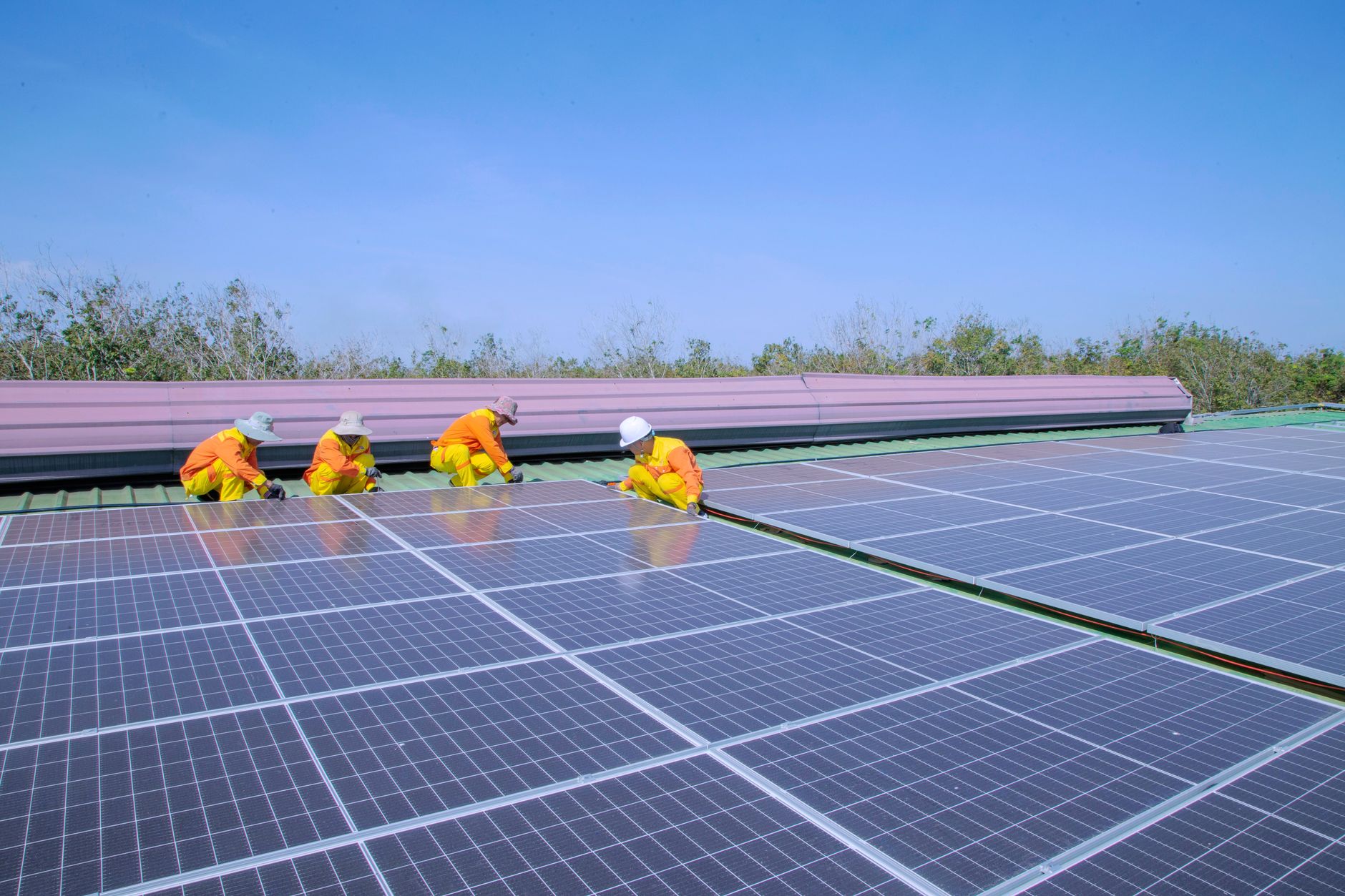 Monteurs plaatsen zonnepanelen op een groot dak