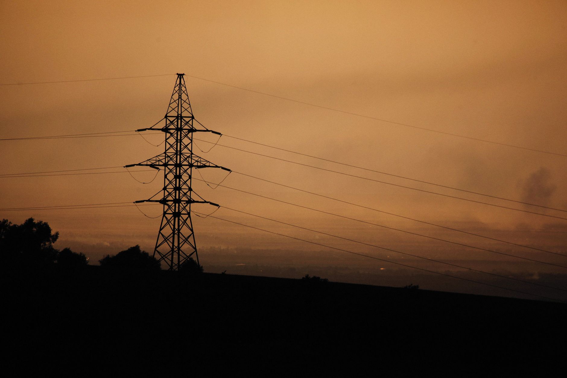 Hoogspanningsmast in het avondlicht